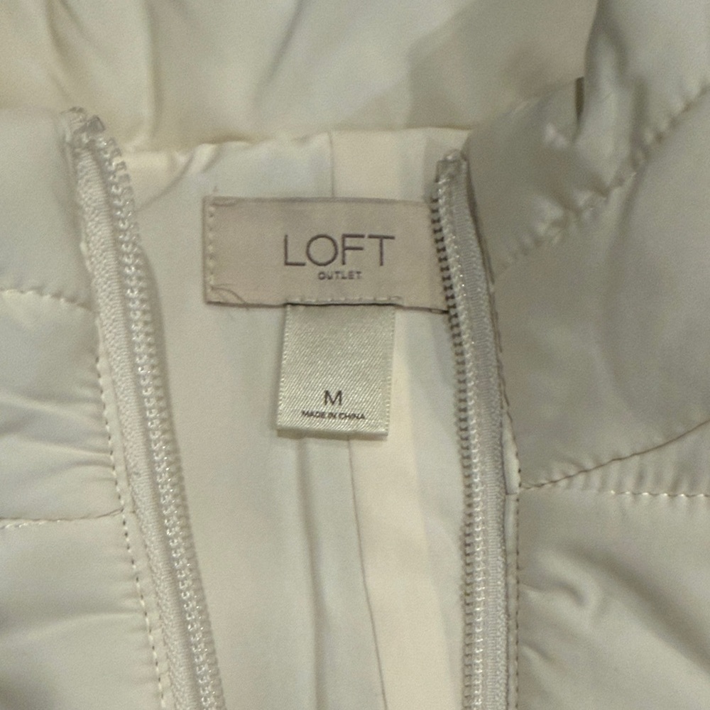 Women's White Quilted Vest - Picture 2 of 3
